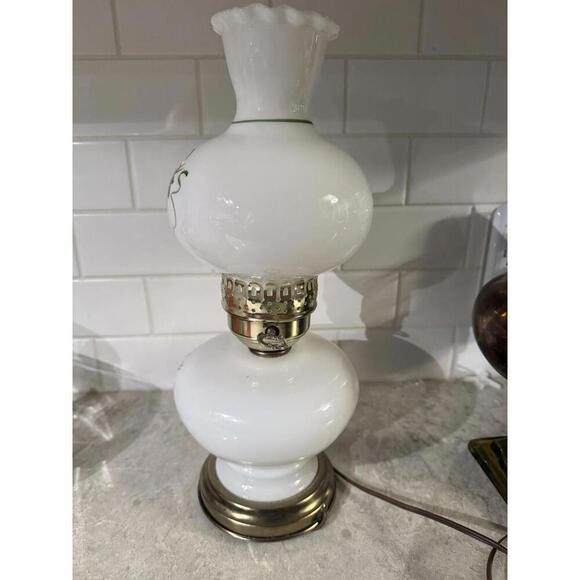 Vintage Milk glass electric hurricane lamp with brass base and floral motifs. - Picture 11 of 15